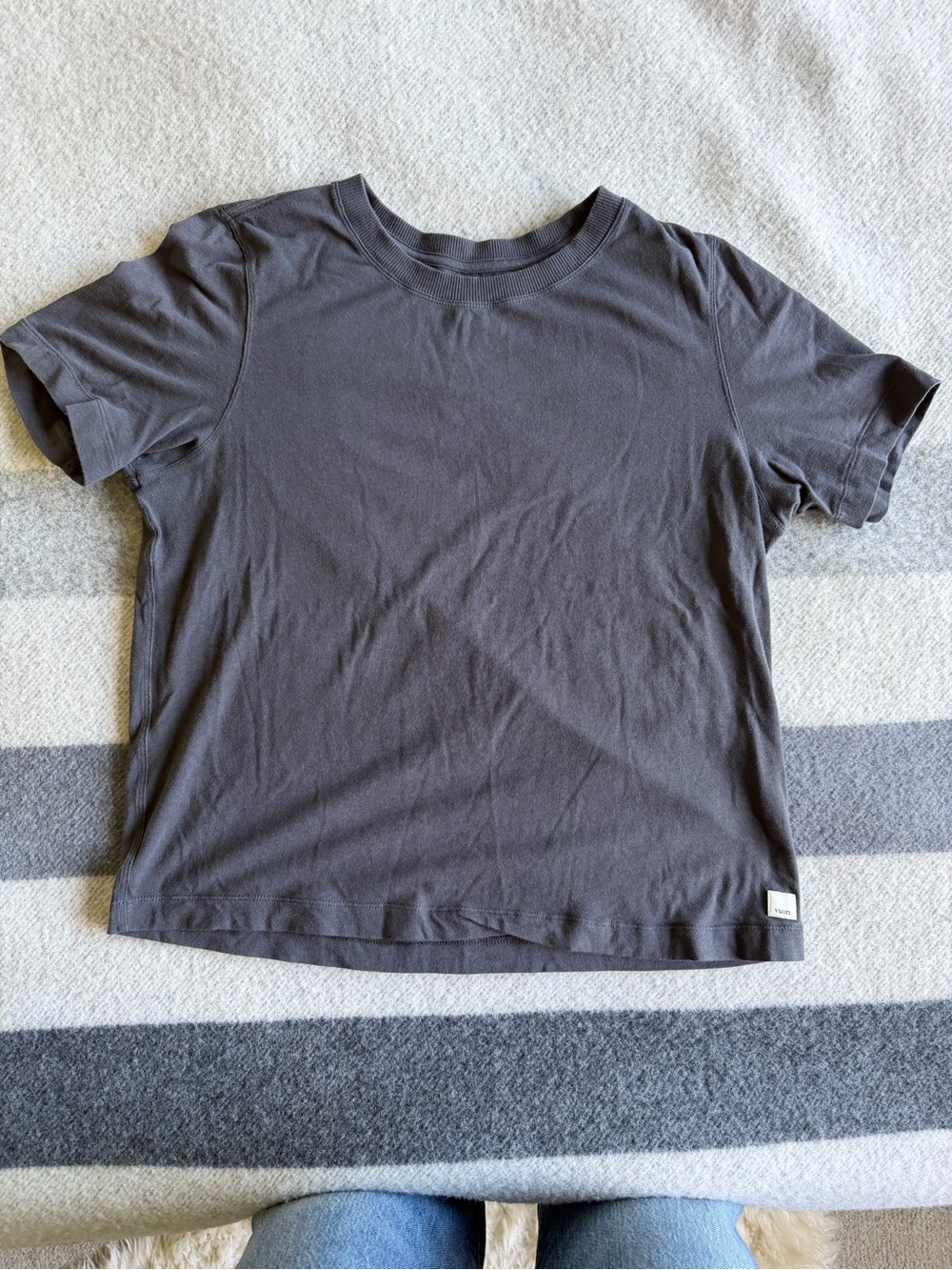 Vuori women’s coast tee size small in charcoal